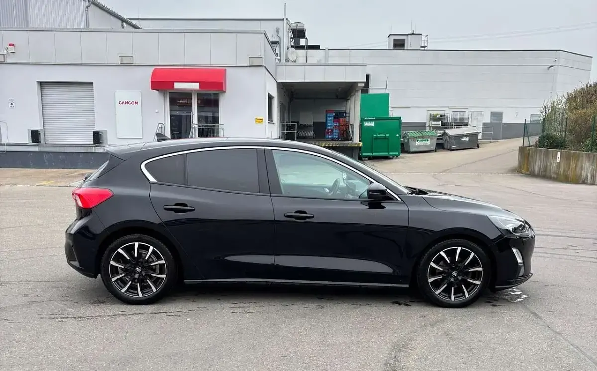 Gebraucht Ford Focus Cool & Connect 120 PS (88 kW) 2018 Schwarz Kleinwagen