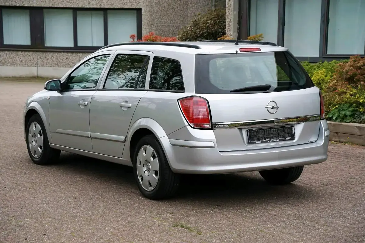 Usado Opel Astra Edition 105 HP (77 kW) 2006 Prateado Carrinha
