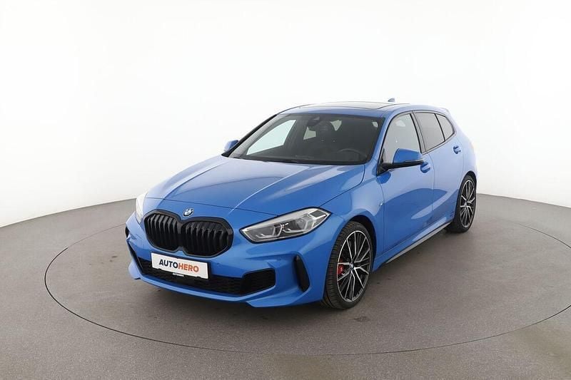 Blau Gebraucht 2024 BMW 128 Performance Limousine | 33.810 € (Fairer Preis) - Bild 1/3
