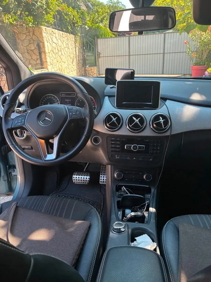 Gebraucht Mercedes B180 122 PS (89 kW) 2012 Blau Kleinwagen