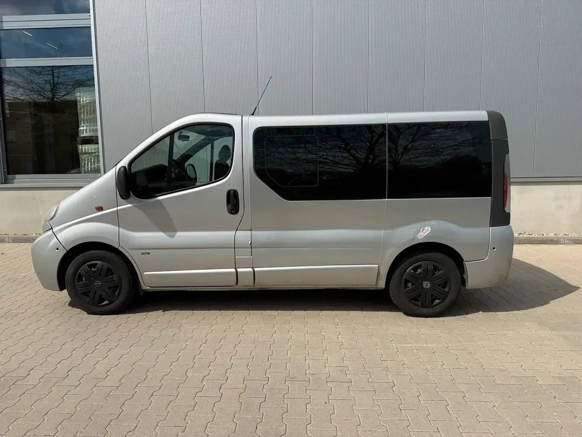 Używany Opel Vivaro 2005 Srebrny Minivan