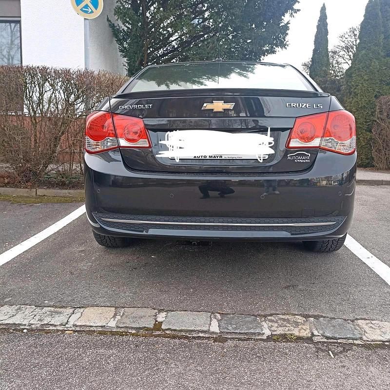 Schwarz Gebraucht 2011 Chevrolet Cruze LS Limousine | 5.900 € - Bild 1/4
