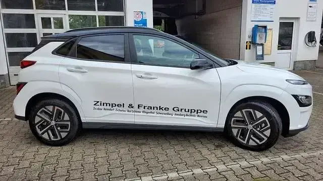 Gebraucht Hyundai Kona Trend 100 kW (136 PS) 2023 Serenity white / phantom black SUV