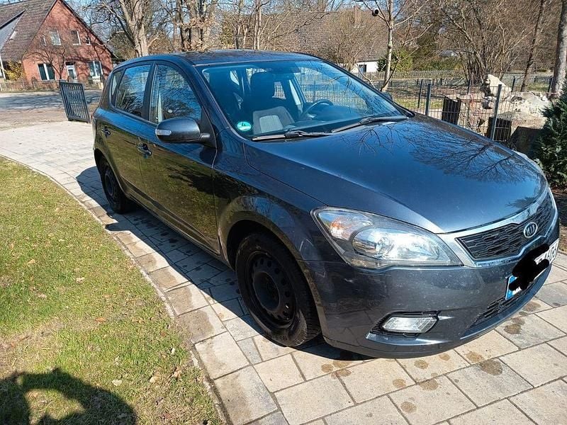 Gebraucht Kia Ceed Spirit 125 PS (91 kW) 2011 Grau Kleinwagen