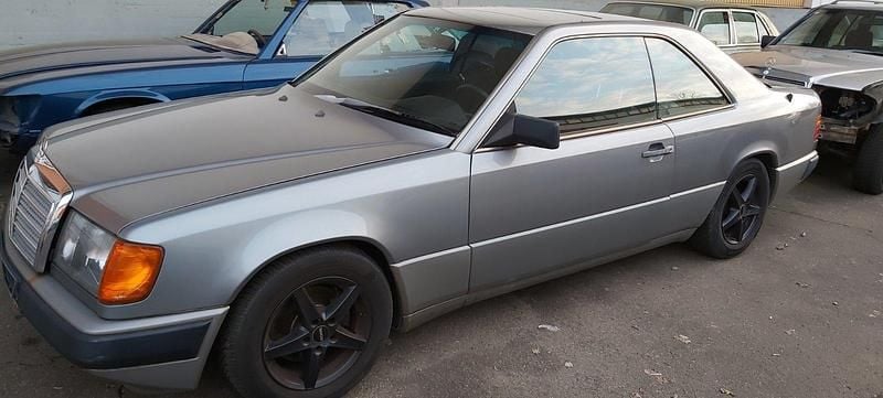 Blau Gebraucht 1988 Mercedes 230 Coupé | 2.200 € - Bild 1/4