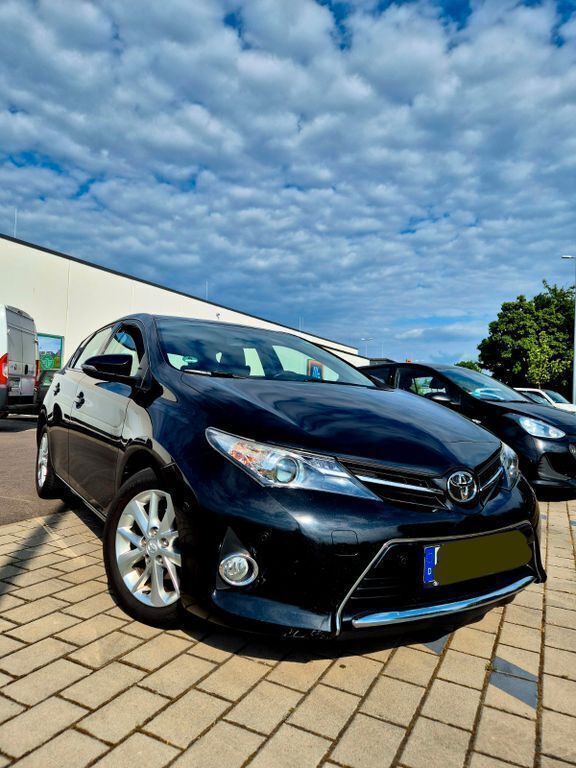 Schwarz Gebraucht 2013 Toyota Auris Edition Limousine | 8.500 € (Fairer Preis) - Bild 1/4