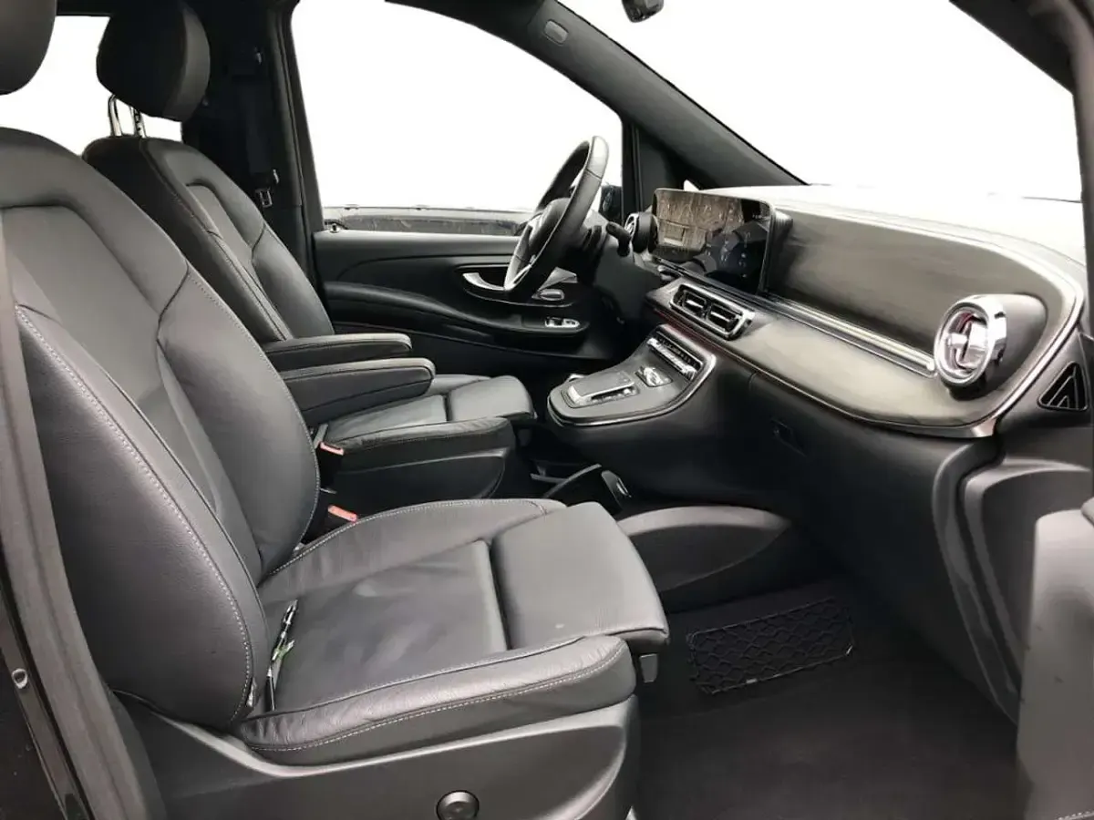 Gebraucht Mercedes V300 237 PS (174 kW) 2025 Schwarz Van / Kleinbus
