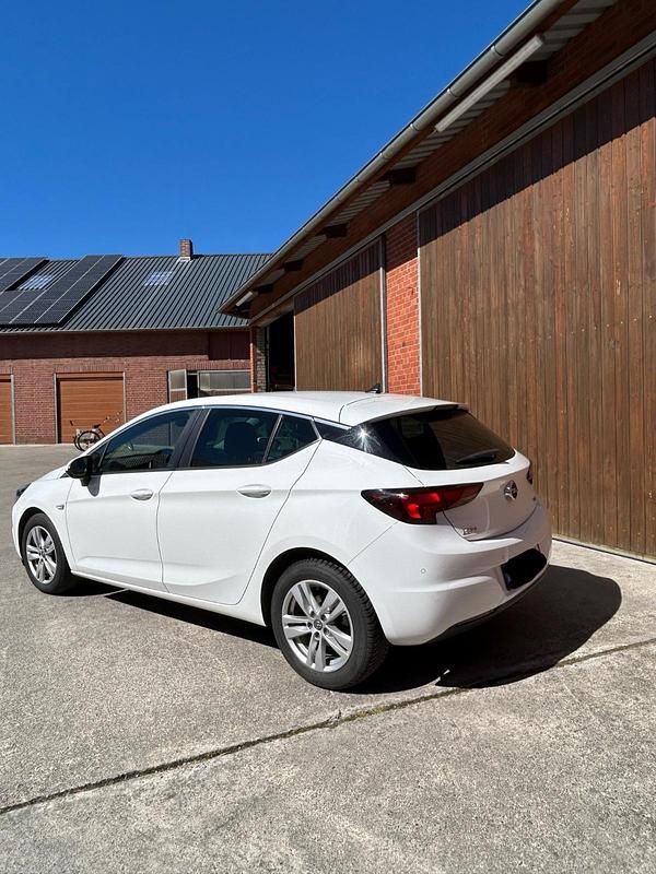 Gebraucht Opel Astra Active 110 PS (80 kW) 2017 Weiß Limousine