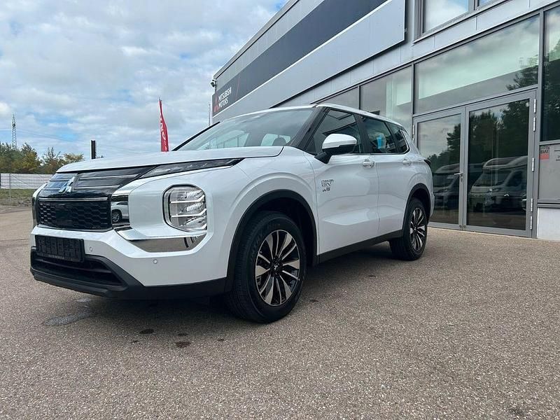 Weiß Neu 2025 Mitsubishi Outlander P-HEV Basis SUV | 45.490 € (Superpreis) - Bild 1/4