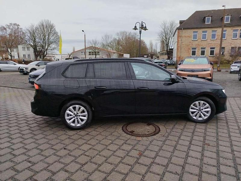 Neu Opel Astra Edition 131 PS (96 kW) 2025 Lackierung schwarz perla nera/typ aussenverkleidung metallic perlmutt Kombi