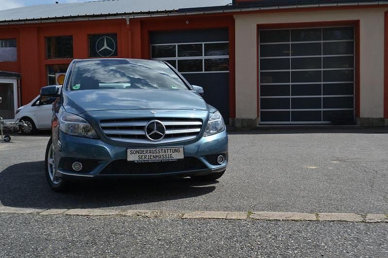 Gebraucht Mercedes B200 156 PS (114 kW) 2013 Blau Van / Kleinbus