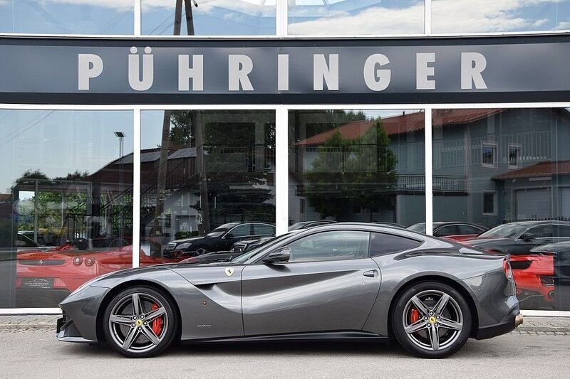 Grau Gebraucht 2013 Ferrari F12 | 239.900 € (Teuer) - Bild 1/4