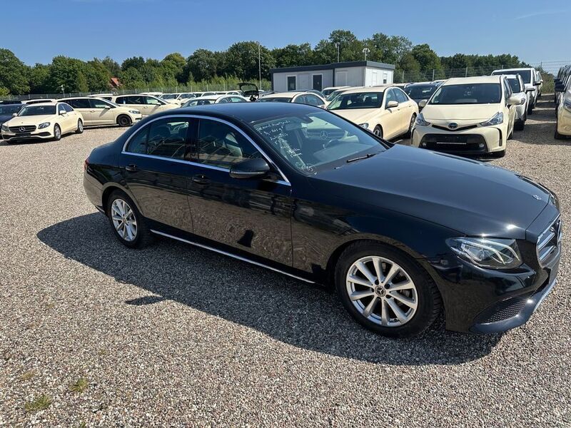 Schwarz Gebraucht 2019 Mercedes E200 Avantgarde Limousine | 12.499 € (Superpreis) - Bild 1/4
