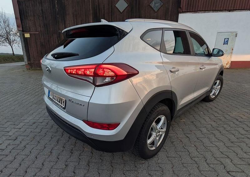 Gebraucht Hyundai Tucson Intro Edition 132 PS (97 kW) 2016 Silber SUV