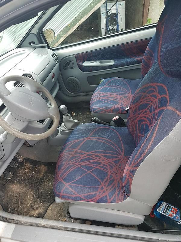 Second-hand Renault Twingo 58 CP (42 kW) 2003 Gri Hatchback