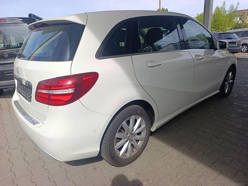 Gebraucht Mercedes B180 109 PS (80 kW) 2015 Weiß Van / Kleinbus