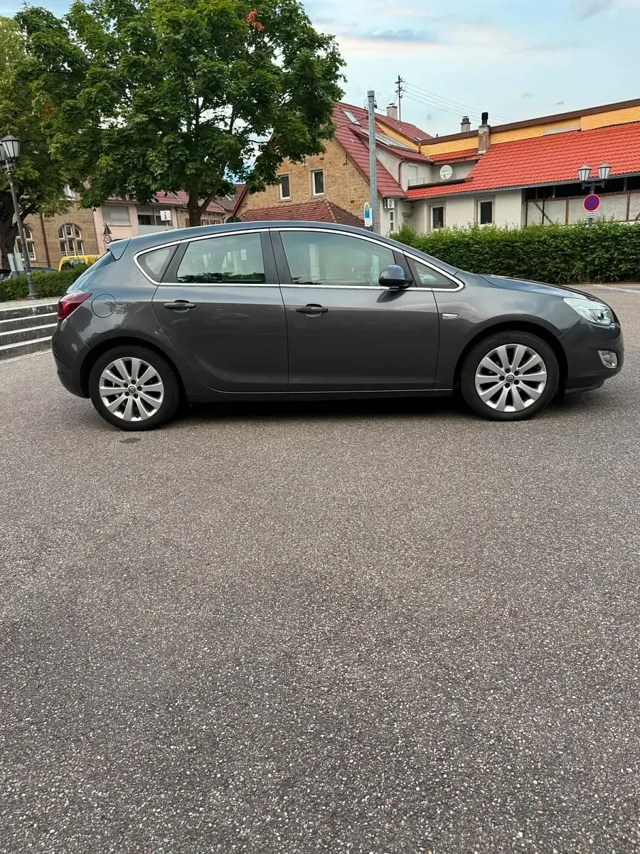 Gebraucht Opel Astra 140 PS (102 kW) 2012 Grau Kleinwagen