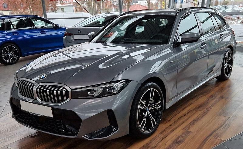 Grau Gebraucht 2025 BMW 330 M Sport Limousine | 41.998 € (Superpreis) - Bild 1/4