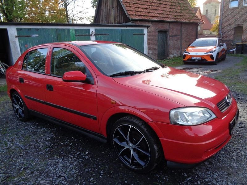 Rot Gebraucht 1998 Opel Astra Comfort Limousine | 3.390 € - Bild 1/4