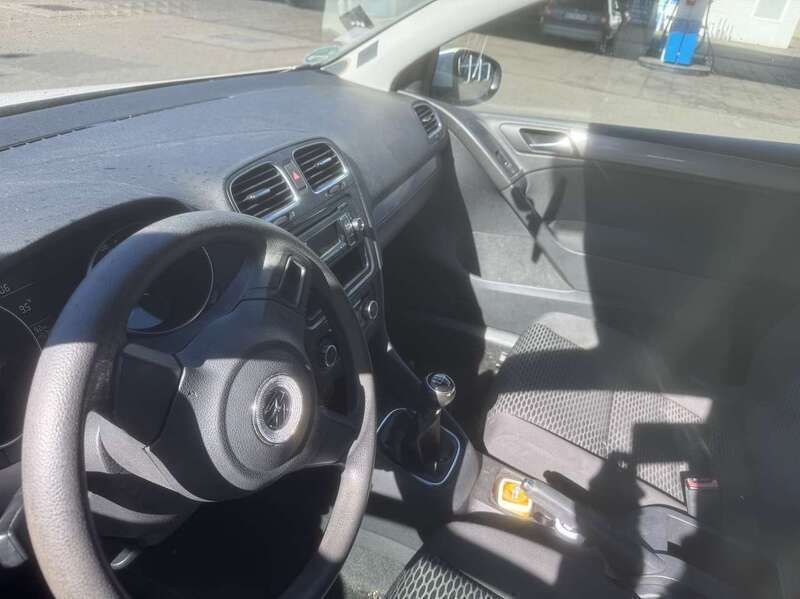 Weiß Gebraucht 2009 VW Golf VI Trendline Kleinwagen | 2.200 € (Fairer Preis) - Bild 1/4