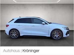 Neu Audi RS3 Comfort 400 PS (294 kW) 2025 Grau (arkonaweiß) Limousine