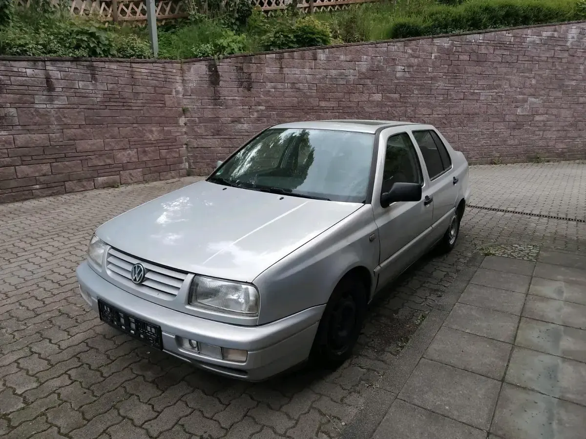 Gebraucht VW Vento 90 PS (66 kW) 1996 Grau Limousine