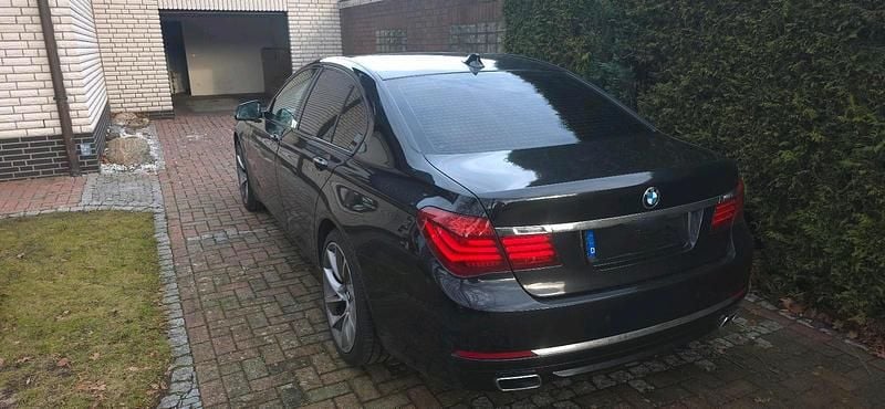 Schwarz Gebraucht 2015 BMW 740 Limousine | 24.499 € (Teuer) - Bild 1/4