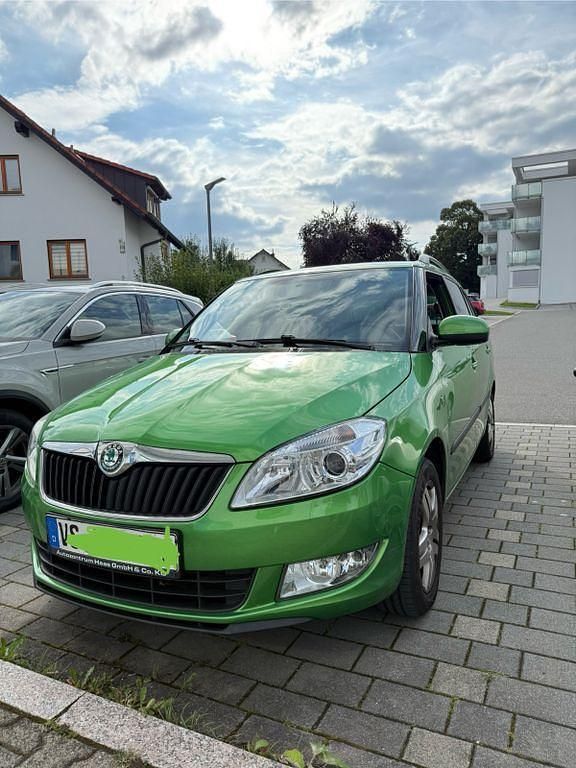 Grün Gebraucht 2011 Skoda Fabia Elegance Kombi | 4.299 € (Fairer Preis) - Bild 1/4