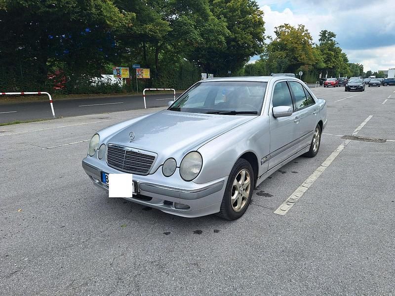 Silber Gebraucht 2001 Mercedes E270 Limousine | 2.600 € (Superpreis) - Bild 1/4