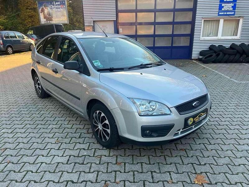Silber Gebraucht 2008 Ford Focus Trend Kleinwagen | 3.999 € (Fairer Preis) - Bild 1/4