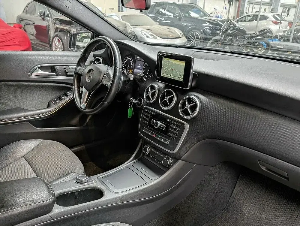 Gebraucht Mercedes A200 136 PS (100 kW) 2014 Schwarz Kleinwagen