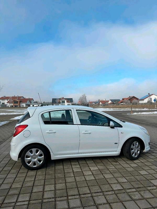 Używany Opel Corsa OPC 80 KM (58 kW) 2009 Biały Hatchback