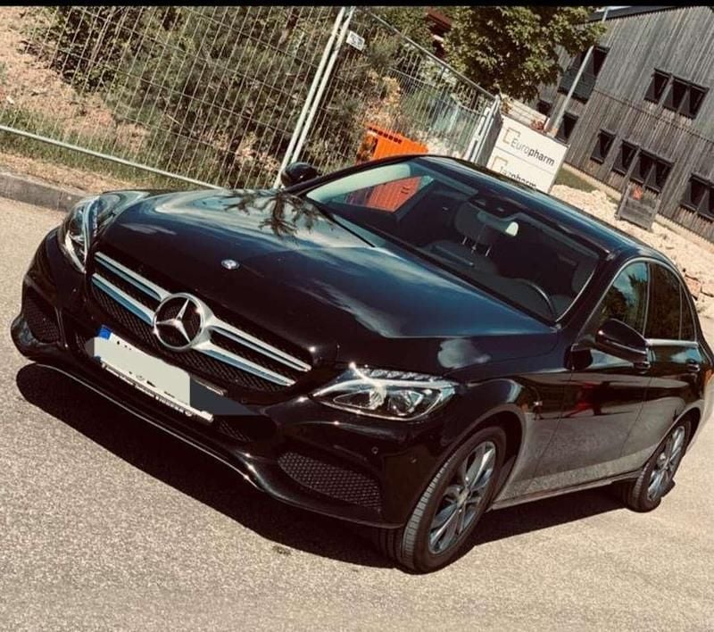 Schwarz Gebraucht 2017 Mercedes 180 Limousine | 22.000 € - Bild 1/4