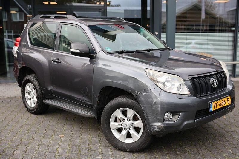Grau Gebraucht 2011 Toyota Land Cruiser SUV | 12.099 € - Bild 1/4