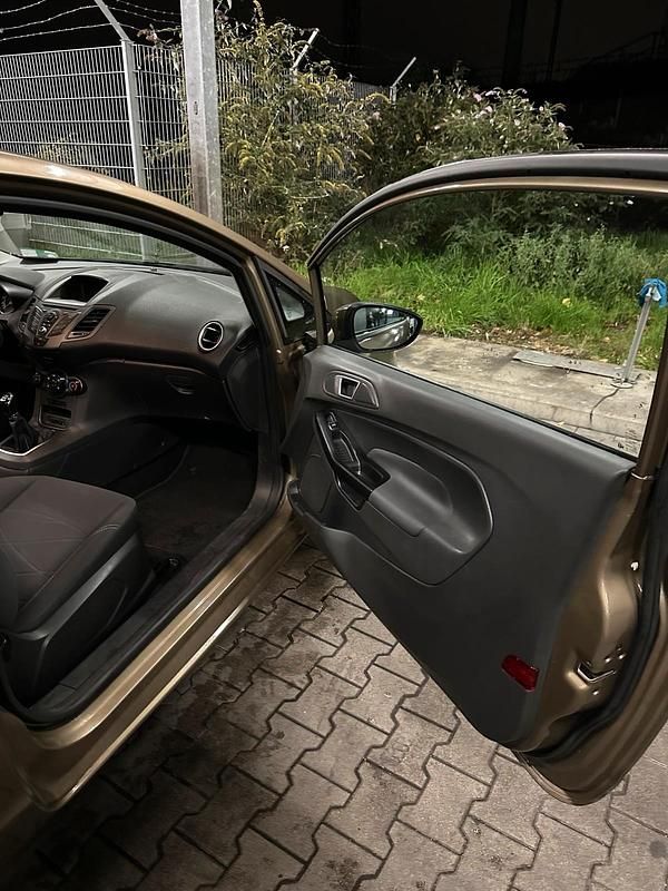 Braun Gebraucht 2013 Ford Fiesta Kleinwagen | 4.350 € - Bild 1/4