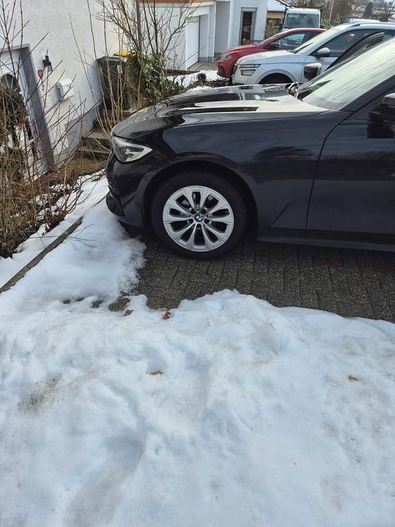 Schwarz Gebraucht 2021 BMW 318 Advantage Kombi | 22.999 € (Fairer Preis) - Bild 1/4