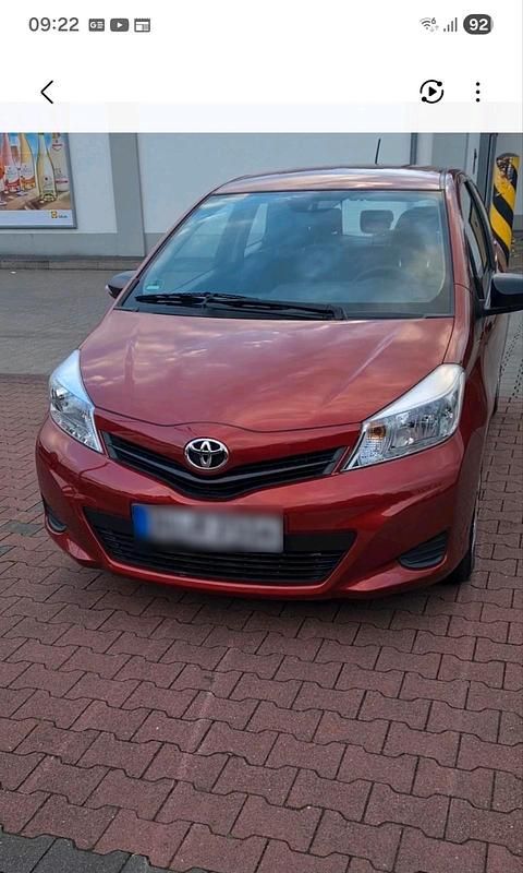 Gebraucht Toyota Yaris 69 PS (50 kW) 2012 Rot Kleinwagen