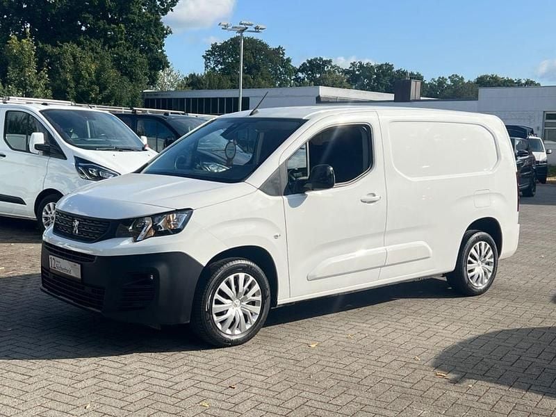 Weiß Gebraucht 2022 Peugeot Partner Premium Van / Kleinbus | 17.990 € (Fairer Preis) - Bild 1/4