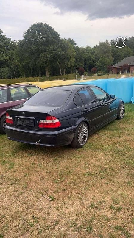 Blau Gebraucht 2005 BMW 320 Limousine | 950 € - Bild 1/4