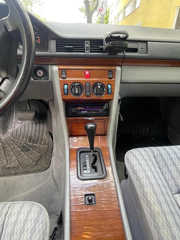 Gebraucht Mercedes E230 132 PS (97 kW) 1991 Silber Limousine