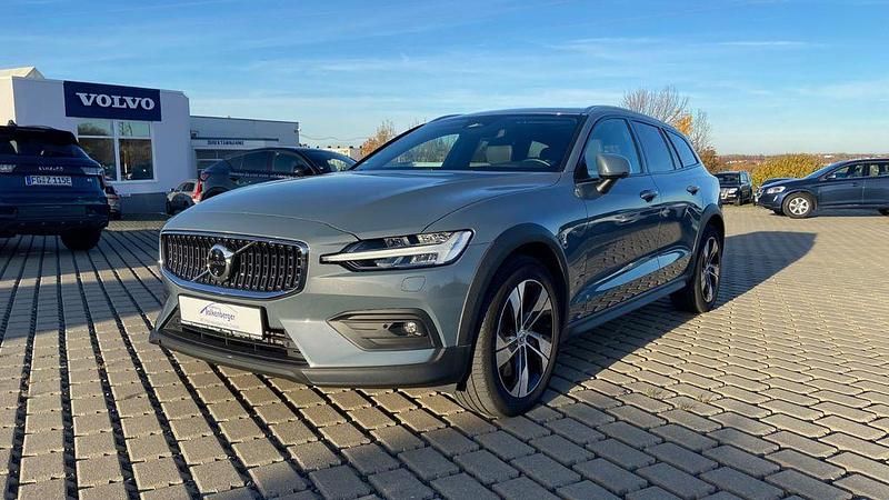 Grau Gebraucht 2023 Volvo V60 CC Plus Kombi | 39.950 € (Guter Preis) - Bild 1/4