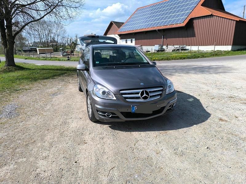 Silber Gebraucht 2008 Mercedes B200 Van / Kleinbus | 2.600 € (Fairer Preis) - Bild 1/4