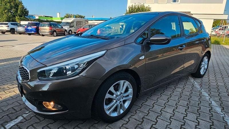 Beige Gebraucht 2012 Kia Ceed Edition 7 Limousine | 6.999 € (Fairer Preis) - Bild 1/4
