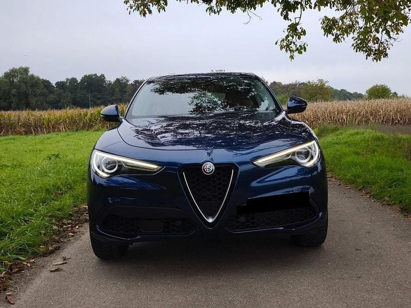 Blau Gebraucht 2018 Alfa Romeo Stelvio Lusso SUV | 27.777 € (Fairer Preis) - Bild 1/4