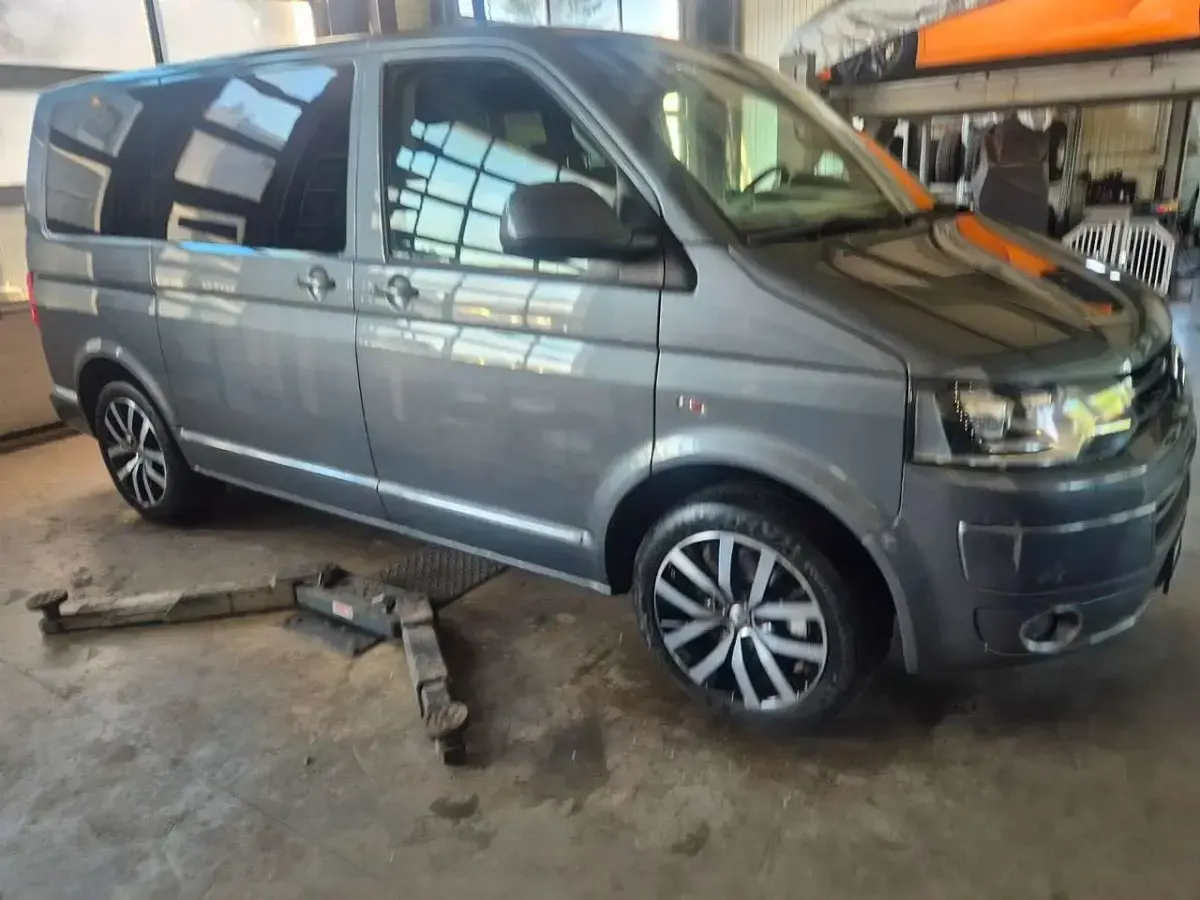 Gebraucht VW Multivan Highline 179 PS (131 kW) 2015 Natural grey Van / Kleinbus