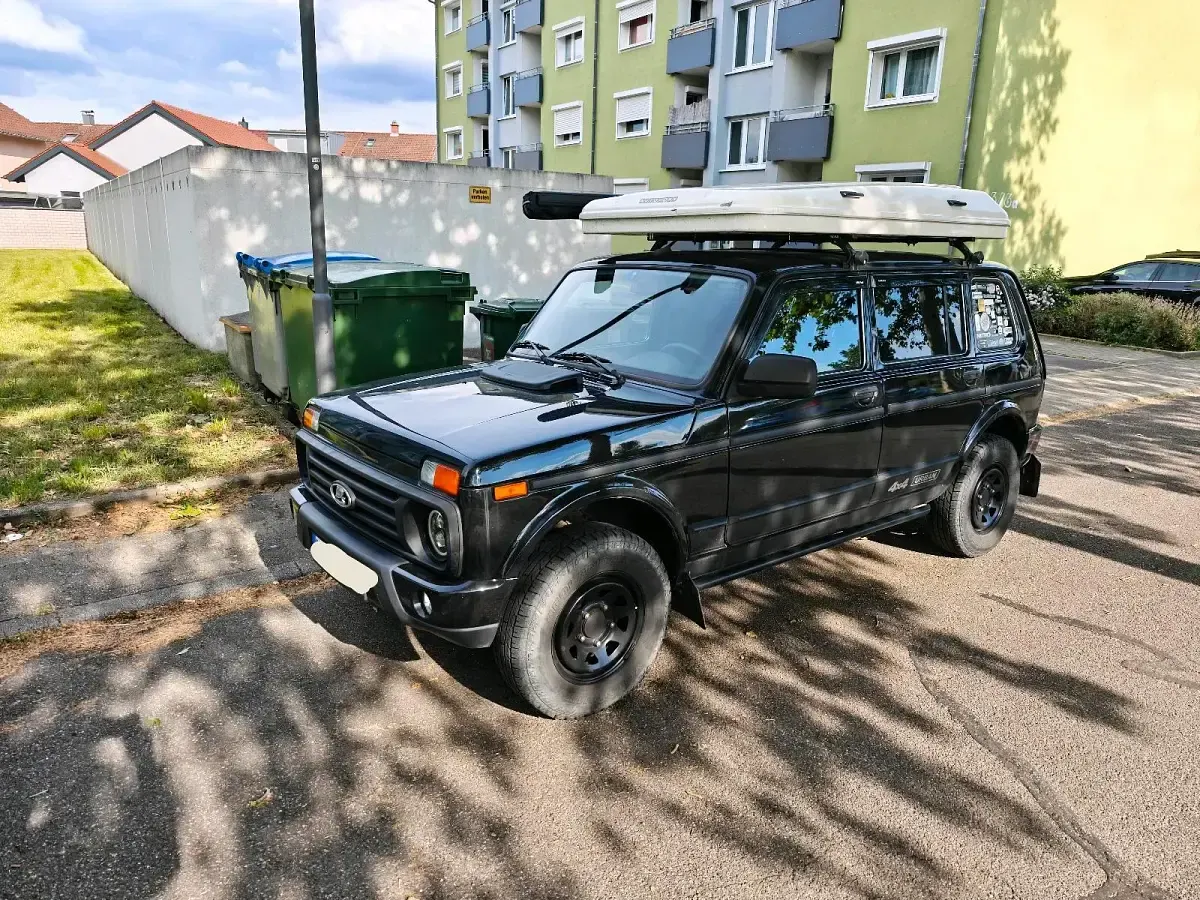 Używany Lada Urban 82 KM (60 kW) 2021 Czarny SUV