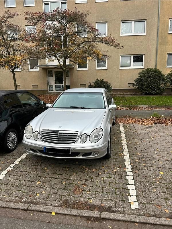 Silber Gebraucht 2002 Mercedes E220 Limousine | 2.000 € (Superpreis) - Bild 1/4