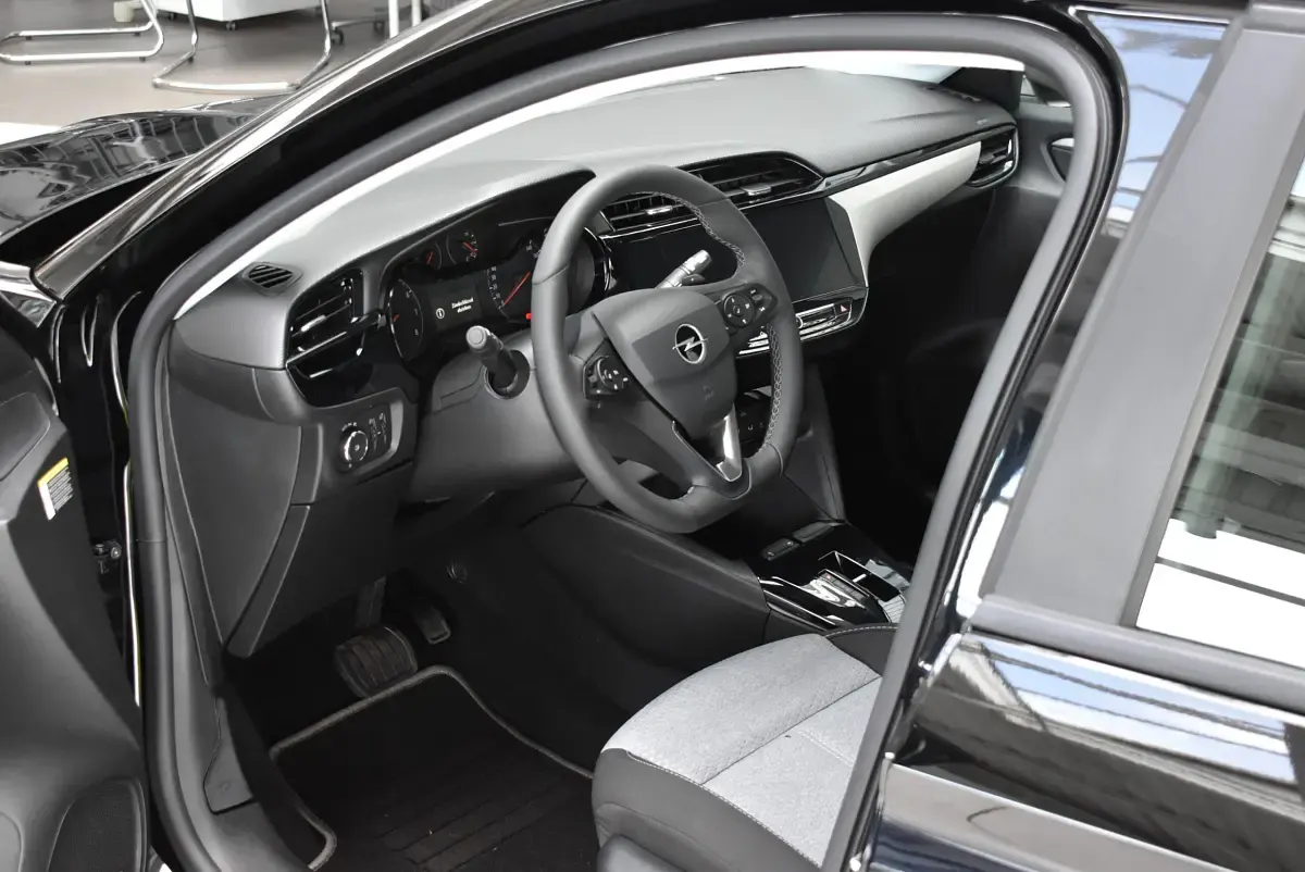Gebraucht Opel Corsa 101 PS (74 kW) 2025 Karbon schwarz met. Kleinwagen