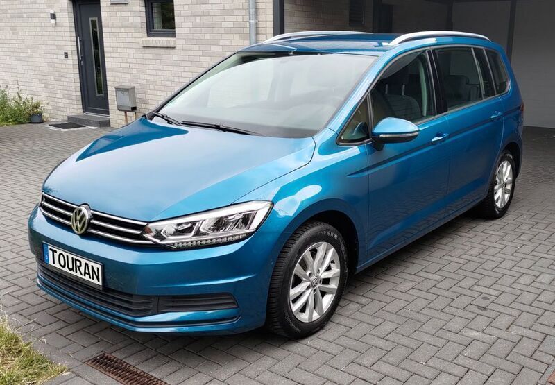 Blau Gebraucht 2016 VW Touran Comfortline Van / Kleinbus | 14.900 € (Guter Preis) - Bild 1/4