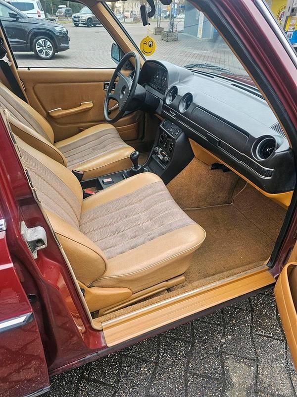 Gebraucht Mercedes 200 60 PS (44 kW) 1980 Rot Limousine